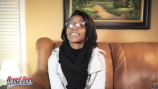 Sylvia minyon inek esmer gözlüklü ıslak gırtlağına kadar alıyor ve sonra anal!
