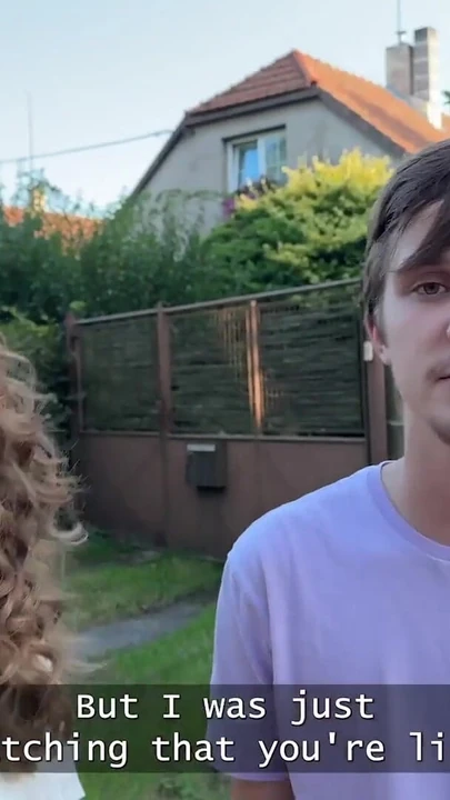 HUNT4K. Yaramaz kız sokakta doğal göğüslerini gösteriyor ve erkek arkadaşını aldatıyor | Klip 1