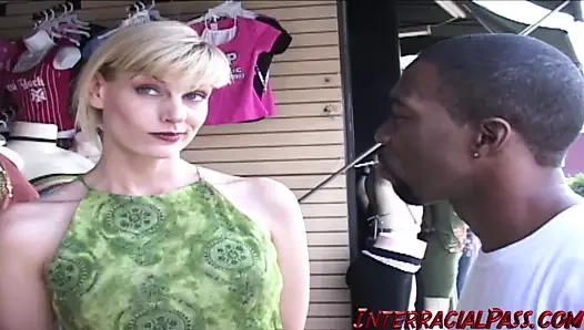 Sarışın karı koca bir siyah horoz denemek istiyor!