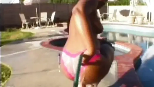 Yağlanmış Fransız zenci açık havada büyük zenci tarafından sikiliyor