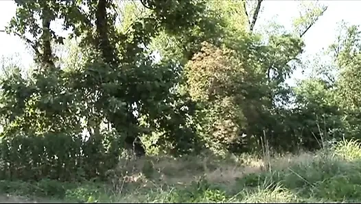 Seksi turist ussy ormanda sikişiyor