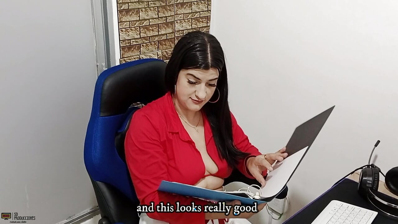 Güzel lezbiyen patron çalışanının amını yalıyor - İspanyolca porno