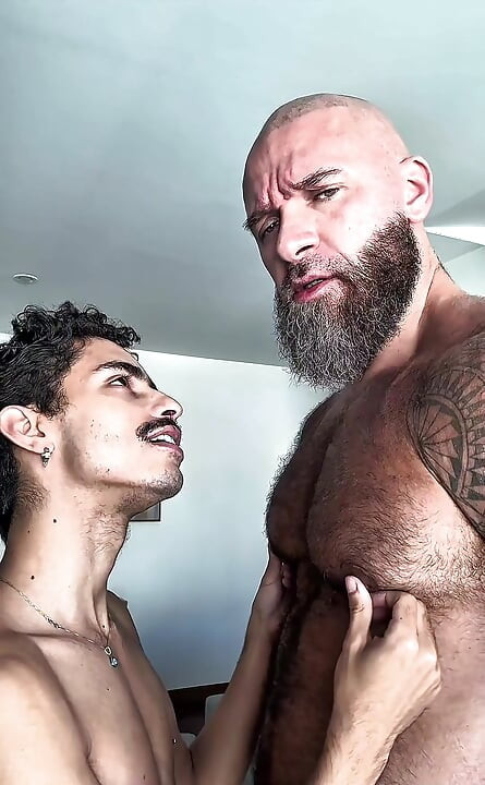 Ayaklar, büyük beyaz yarak, seksi bir Rus ayısıyla ham seks ve boyut farkları