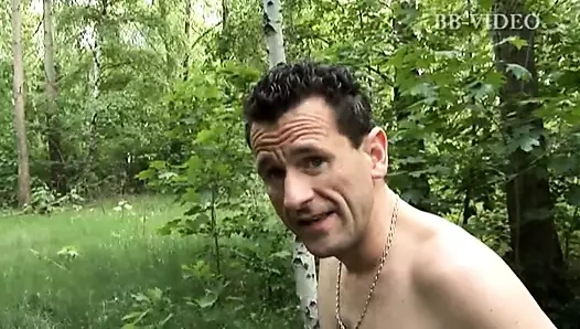 Alman esmer, nüfuz ettiği için yeni pozisyonları denemek için açık havada bir çarşaf yayar