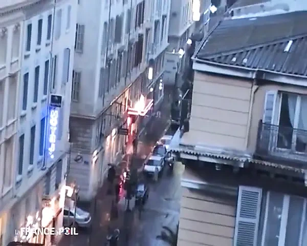 Genç bir striptizci kendine bir kulüp üçlüsü satın alıyor.