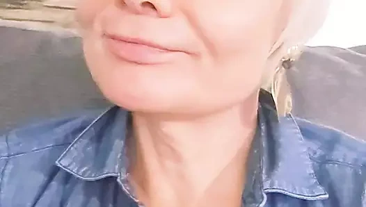 Olgun orta yaşlı seksi kadın küçük sürtüğü parmakları ve dildoyla oynuyor