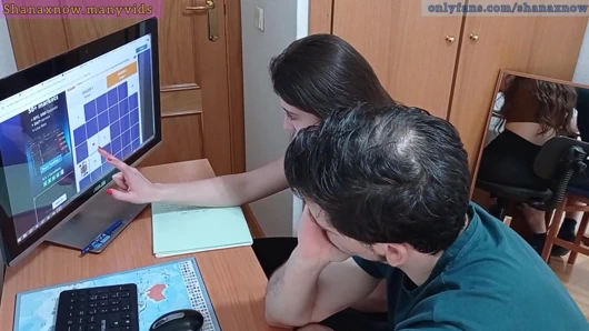 Genç öğrenci şantaj, pov oral seks, ağzına boşalmak, yutmak.