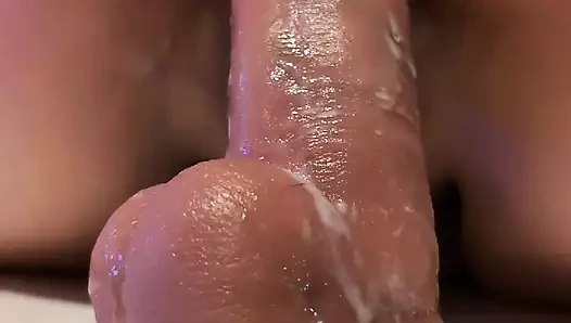 Parlak iç çamaşırlı şişman dildoma biniyorum