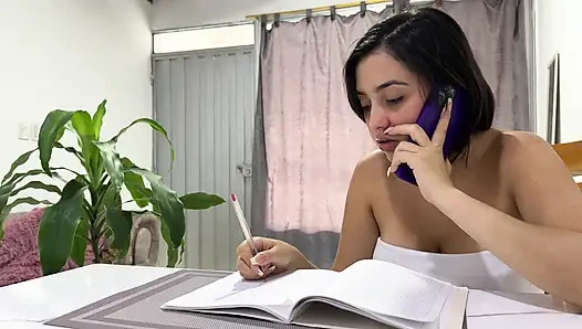 Latin üvey kız kardeşimin tüylü vajinası beni çok tahrik ediyor, sonunda kocaman ve sert penisim onun sıkı vajinasının içinde oluyor