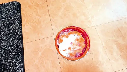 Zenci ev hanımı turtayı parçalıyor ve fışkırtıyor