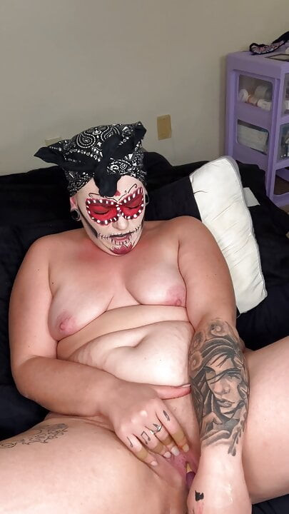 Cadılar Bayramınız kutlu olsun! orgazm için makyaj fırçaları ile kedi ve eşek ile oynayan tombul milf makyaj sanatçısı yakın çekim. atm