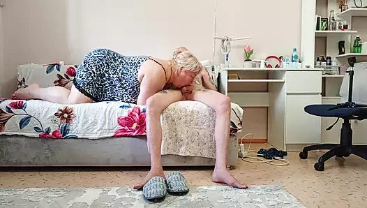 Üvey anne yarak emiyor ve boğazına boşaltıyor