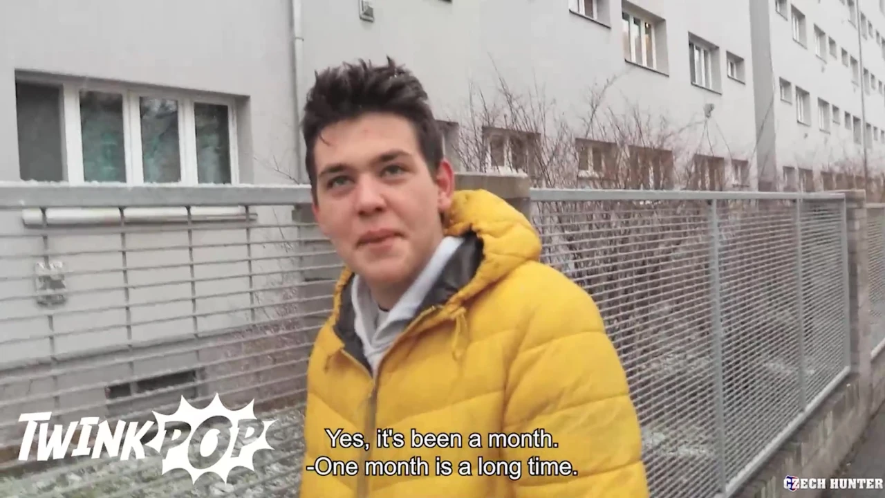 Porno gay anal: twink folla con un desconocido tras un encuentro