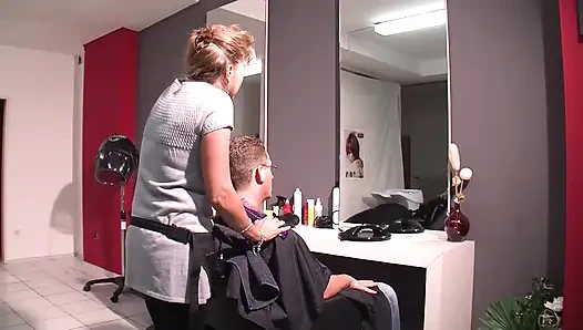 Azgın kuaför kesim sırasında uyandırılıyor ve müşterisini sert sikiyor