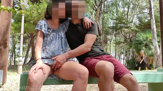 Amcık teşhiri - yabancı beni parkta yakaladı ve fışkırtmamı sağladı