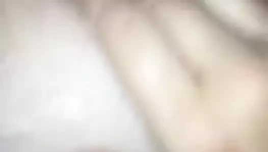 Arkadaş kedi ile oynuyor