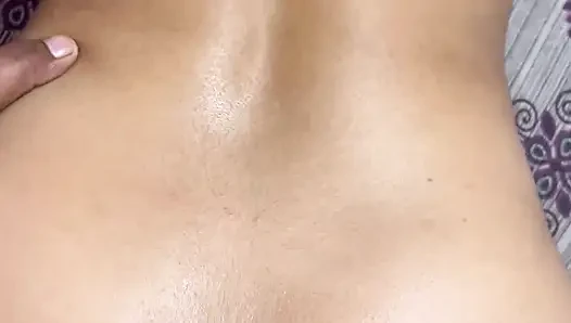 Üvey anne işe gitmeden önce üvey oğlunun ilk seksi için eğiliyor