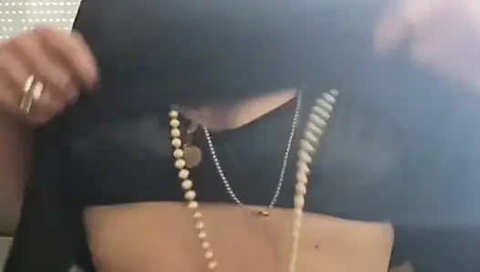 Seksi bir üvey anne vajinasını ve büyük götünü okşuyor