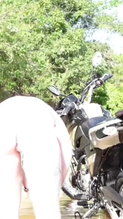 Sarışın Kız, Motosikletini Dere Kenarında Yıkamasına Yardım Eden Adam Tarafından İki Kez Kıçtan Sikiliyor | Bölüm 2
