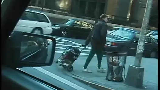 Şehir trafiğinde onu arabada küçük düşüren sapık ile banliyö kızıl saçlı araba sikişiyor