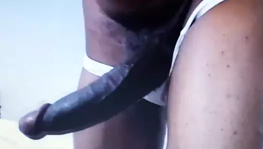 Siyah adam gösterileri kapalı onun dev asılı kalın horoz