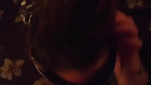 Mini elbiseli gözleri bağlı orta yaşlı seksi kadın doyumsuz açlığı tatmin etmek için yarak istiyor