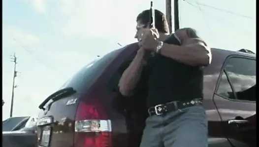 Dostum yemek masasında sürtük eğilir ve onu köpek stili sikikleri