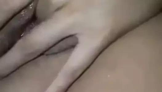 Kız mastürbasyon gösteren ona siyah kedi