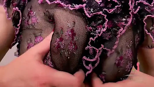 Orta yaşlı seksi kadın kıllı amına mastürbasyon yapıyor