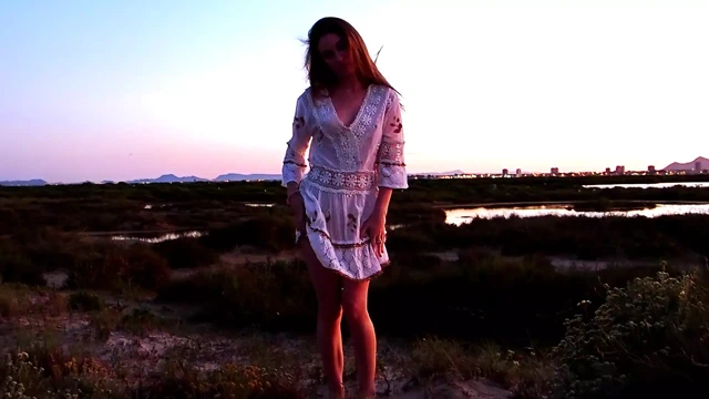 Üvey babam ile çöle gidiyorum ve sigara içerken ona lezzetli vajinamı gösteriyorum