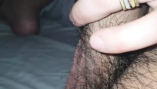 Üvey anne battaniyenin altında elle muamele ile üvey oğlunun yarağına sürpriz yaptı