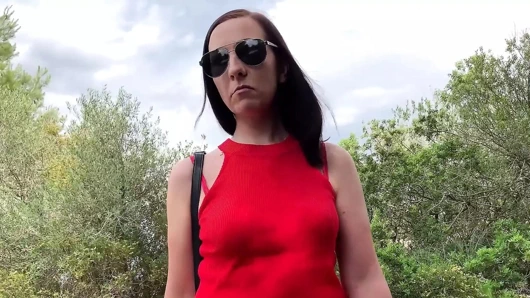 Araba arızası mı? Yoldan geçen yardımsever kız biraz baskıyı hafifletiyor