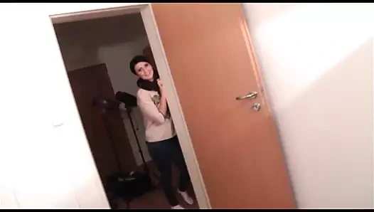 Seksi sarışın bebek erkek arkadaşının sert için bacaklarını açıyor