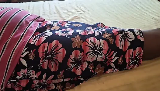 Yatakta dinlenirken orta yaşlı seksi üvey anne