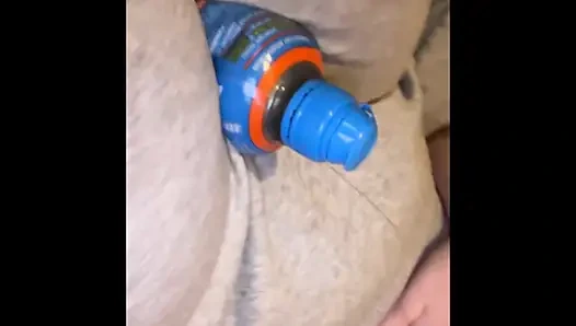 Banyo alındı ve gri koşucularımı çaresizlik içinde işiyorum