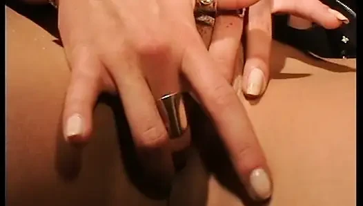 Ateşli Alman orta yaşlı seksi kadın küçük yarak emiyor ve yapay penisle kendini sikiyor