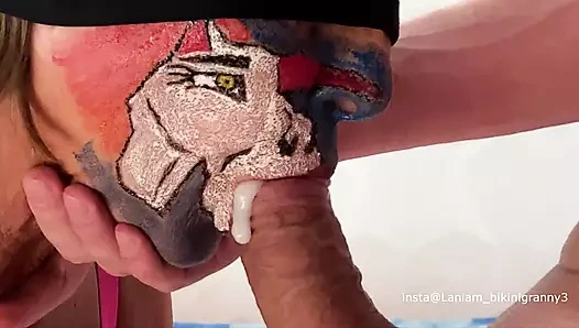 Tek boynuzlu at sperm yutuyor. Orta yaşlı seksi kadın oral dölleme için yarak emiyor