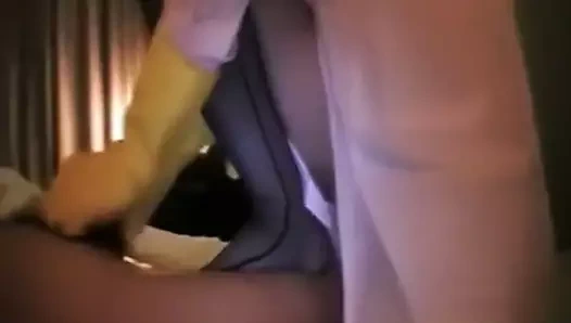 sarı lastik eldiven asyalı hemşire bir handjob verir