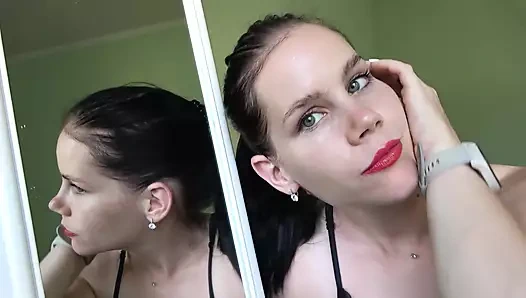 Seksi dev kadın Anna minik bir adamla oynuyor 4k