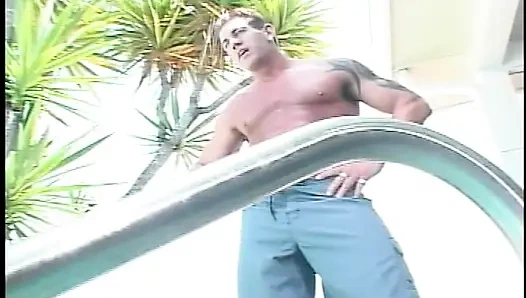 İki edepsiz fahişe açık havada büyük yaraklı büyük bir adam tarafından tüm sikiş deliklerini siktiriyor