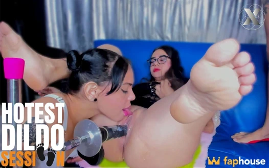 Arkadaşı seksi ayaklarını gösterirken bir grup lezbiyen için harika bir dildoyla sikiş seansı