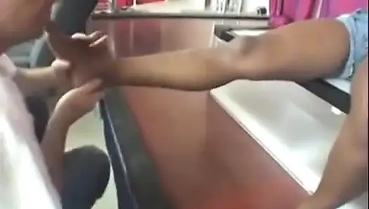 Zenci poldancer vip misafire ayakla muamele çekiyor