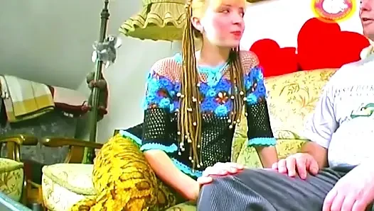 Sarışın amatör kanepede ve duşta sert sikiliyor