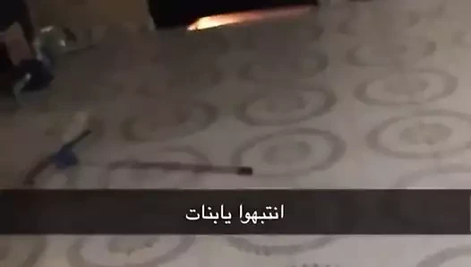 Arapça yaşlı adam onun küçük farsça kızlarını sikiyor