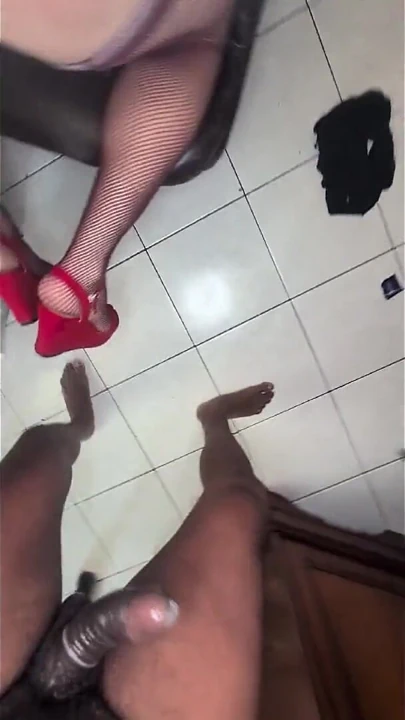 Onun küçük sissy poposunu ilk kez büyük siyah bir penisle seviyorum