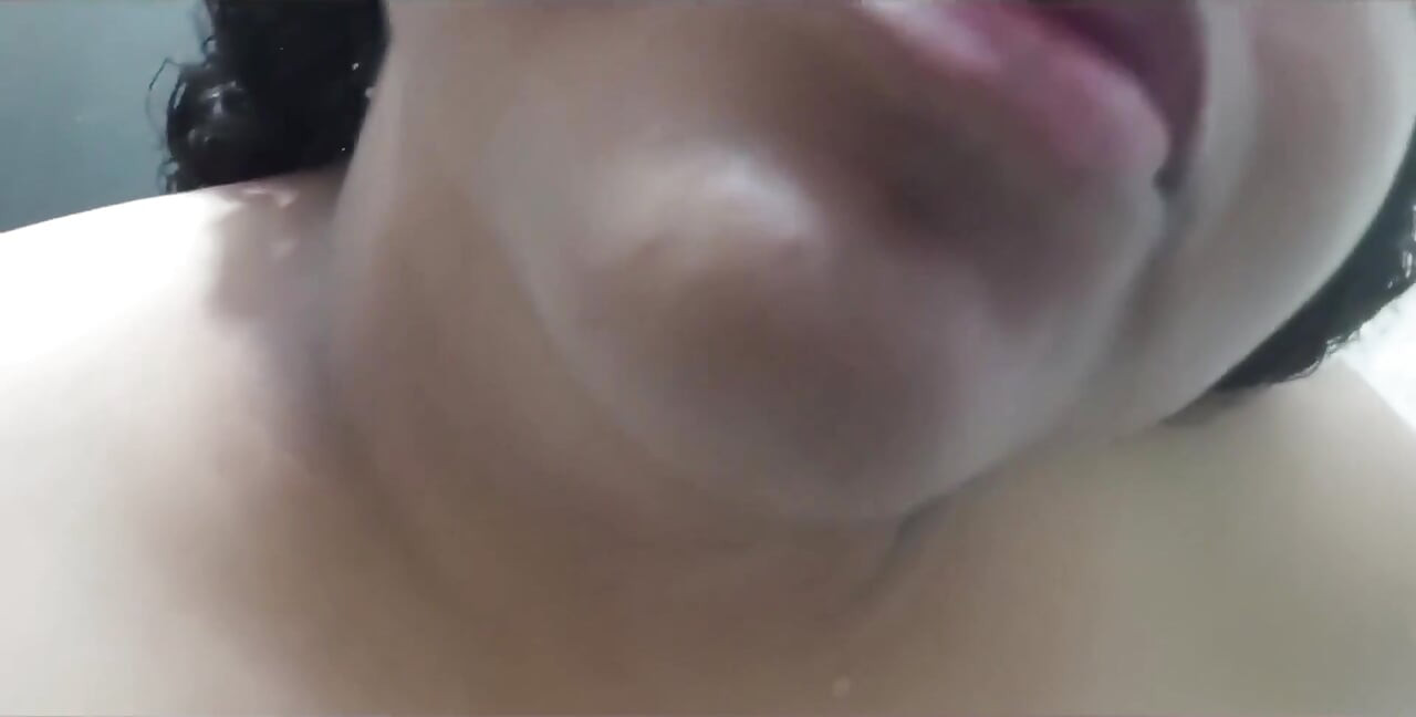 Karmica orta yaşlı seksi iri güzel kadın duşta