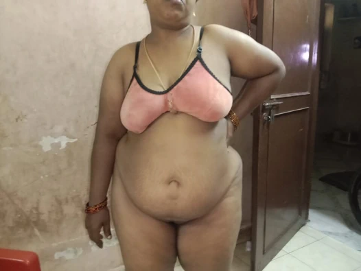 Baldızım farklı bir şekilde göğüslerini gösterdi ve sonra kadınlığını gösterdi ve parmağını içeride bıraktı