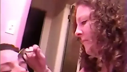 chubby fahişe alır bir oyuncak yukarı ona göt ve bir yüz