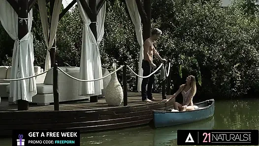 21 naturals - ince sarışın güzellik suyun yanında büyük yarağa biniyor