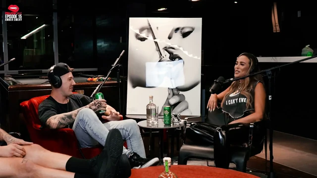 Amber Emery büyükbabanın küllerini kokluyor ve göğüslerini teşhir ediyor